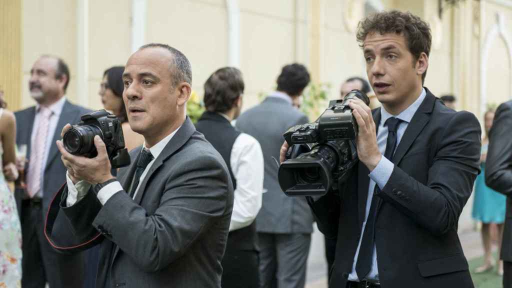 Jesús (Javier Gutiérrez, en la izquierda de la imagen) trabaja como fotógrafo de bodas, bautizos y comuniones y hace pasar un mal rato a las personas que lo contratan.
