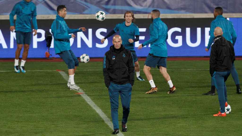 Zidane, con algunos de sus jugadores detrás, en el entrenamiento del Madrid en Nicosia.