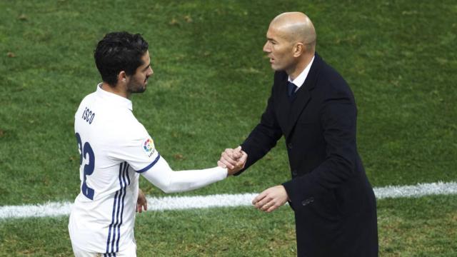 Zidane saluda a Isco en un partido de la temporada pasada.