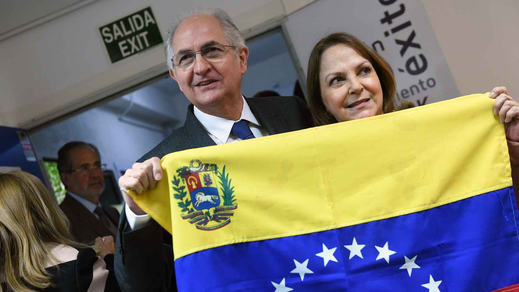 Antonio Ledezma junto a su mujer Mitzy Capriles, a su llegada a Madrid tras huir de su arresto domiciliario.