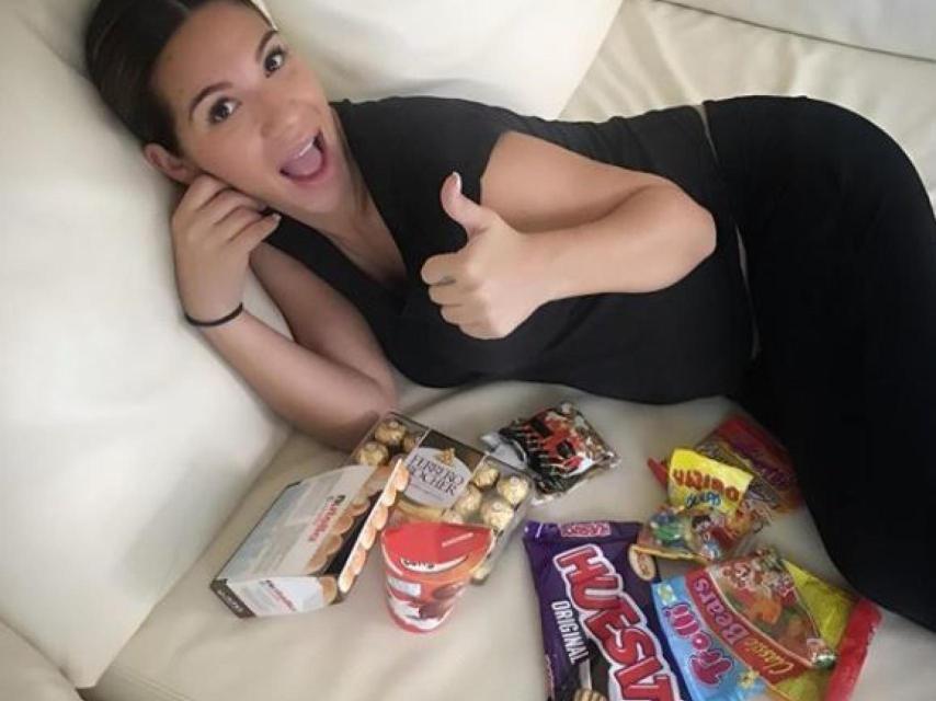 Tamara Gorro promocionando la denominada comida basura.