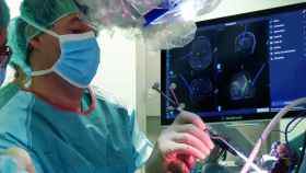 La ecografía neuronavegada permite correlacionar imágenes de resonancia magnética previas con las que observan los cirujanos