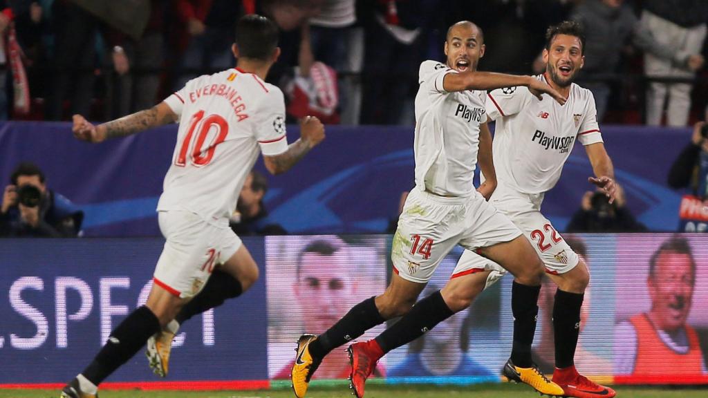 Los jugadores del Sevilla celebran el gol de Pizarro.