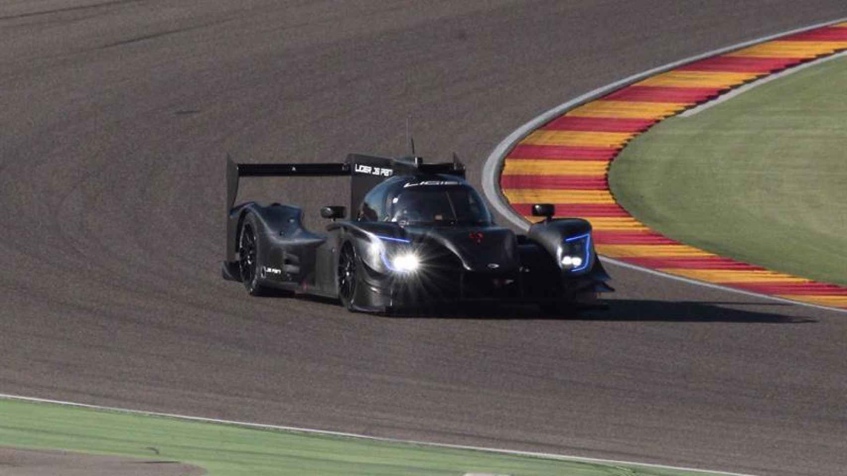 Fernando Alonso prueba el coche con el que competirá en las 24 horas de Daytona.