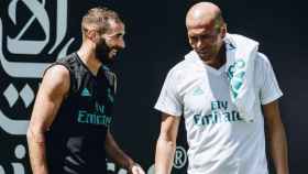 Benzema habla con Zidane durante un entrenamiento.