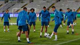 Ronaldo toca el balón en un rondo formado por Varane, Casemiro, Marcelo, Modric y Mayoral.