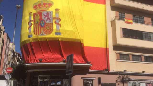 Fachada del Teatro Barceló con la bandera de España.