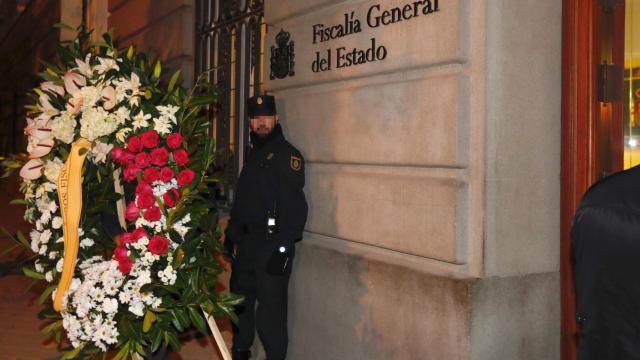 Vista de la entrada a la capilla ardiente del fiscal general del Estado