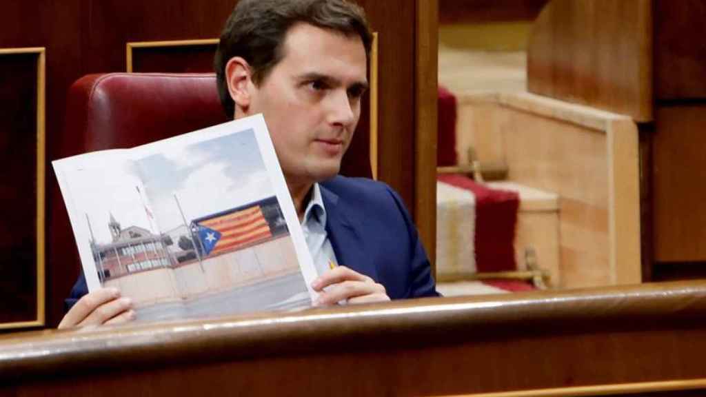 Rivera muestra un colegio con una estelada en Cataluña durante un debate en el Congreso