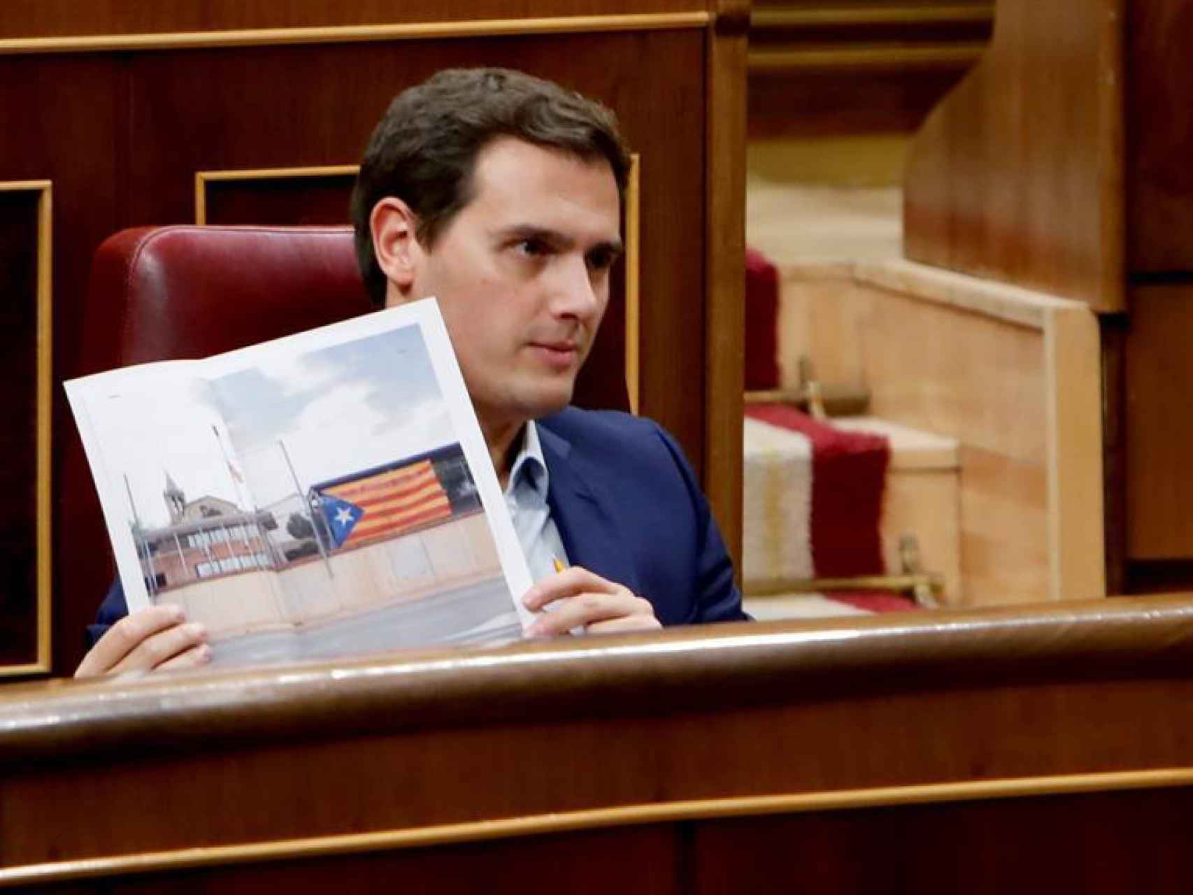 Rivera muestra un colegio con una estelada en Cataluña durante el debate.