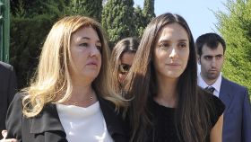 Laura Boyer junto a Tamara Falcó en una fotografía tomada en 2015, durante el funeral por la muerte de Elena Arnedo.