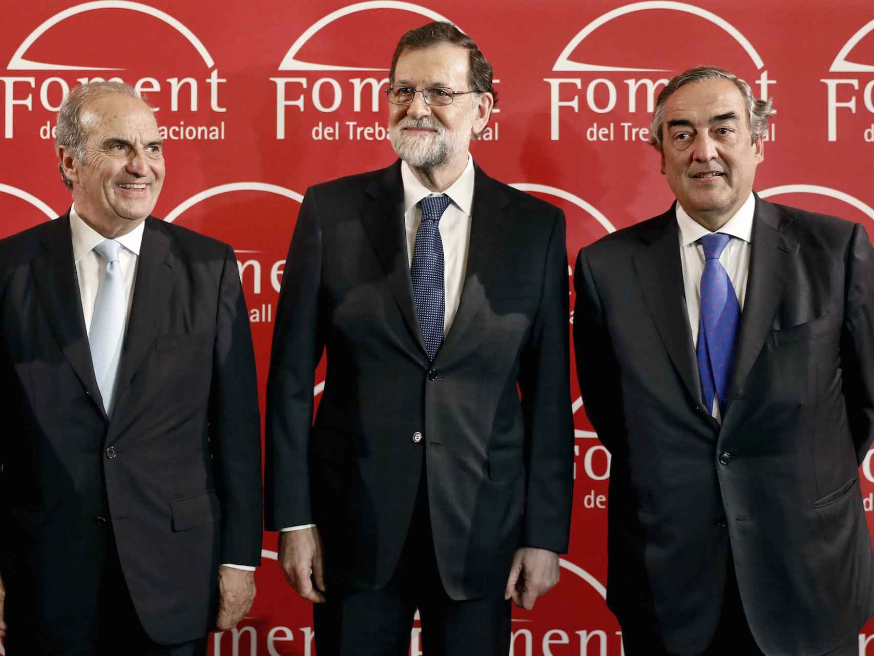 Mariano Rajoy, con el presidente de los empresarios catalanes, Gay de Montellà, y españoles, Rosell.