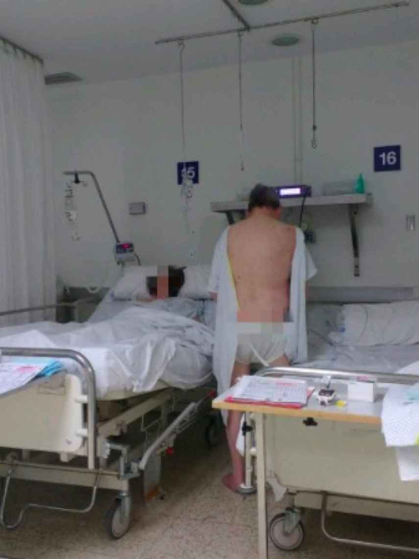 Un paciente orinando junto a otra enferma sin biombo que separe las camas en La Paz