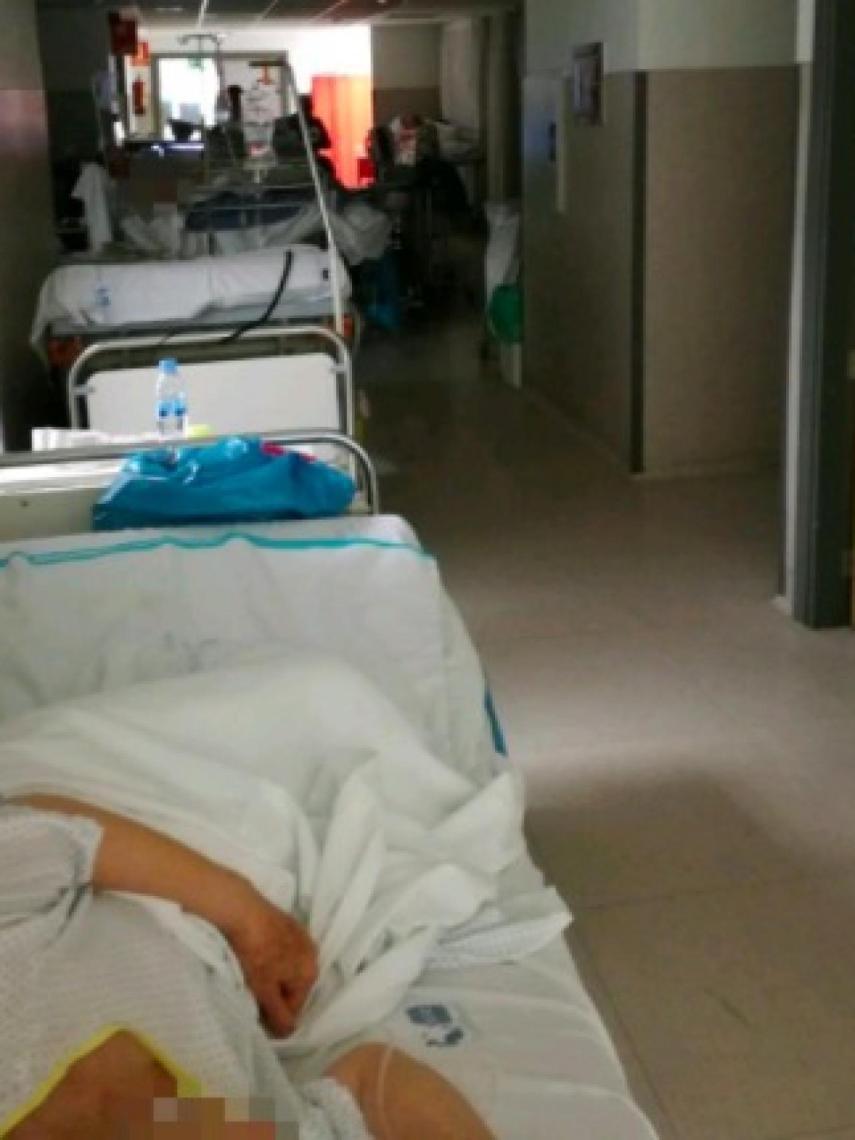 Pacientes hacinados en los pasillos de las Urgencias de La Paz