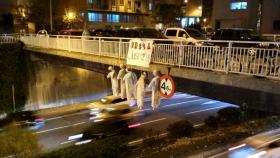 Cinco muñecos colgados en un puente de Pamplona con los rostros de los cinco acusados y la palabra 'justizia' (en euskera).