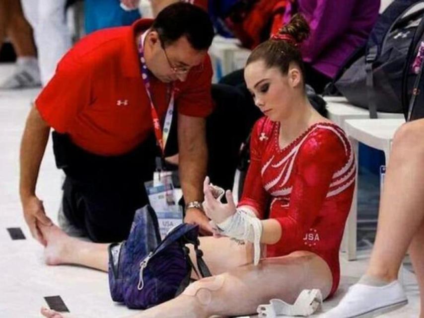 Larry Nassar atiende a una gimnasta del equipo estadounidense.