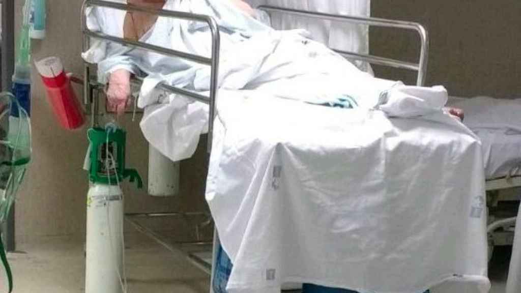 Una paciente de 94 años en una camilla sobre una colchoneta en las Urgencias de La Paz