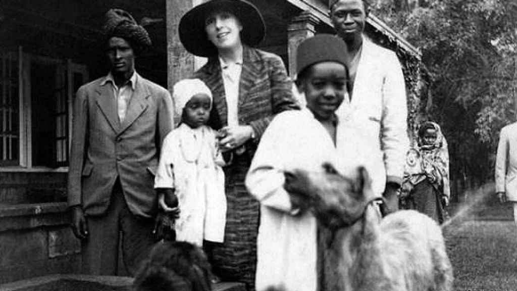 Karen Blixen frente a una granja de Kenia en 1930