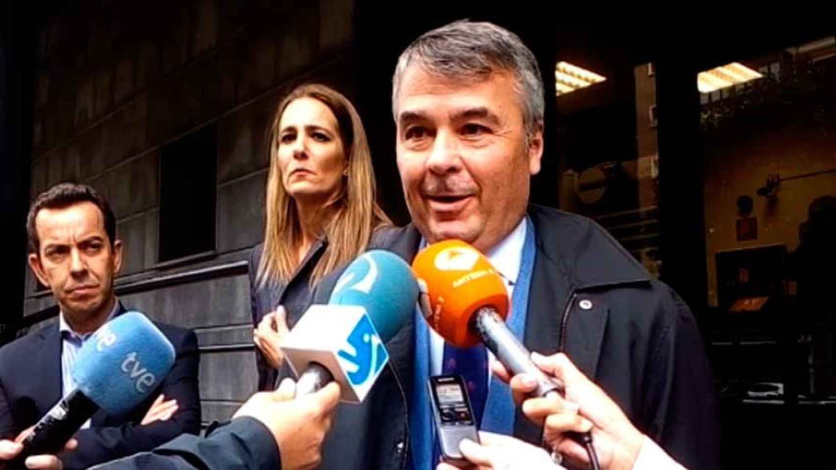 Agustín Martínez rodeado de micrófonos a su salida de los juzgados de Pamplona.