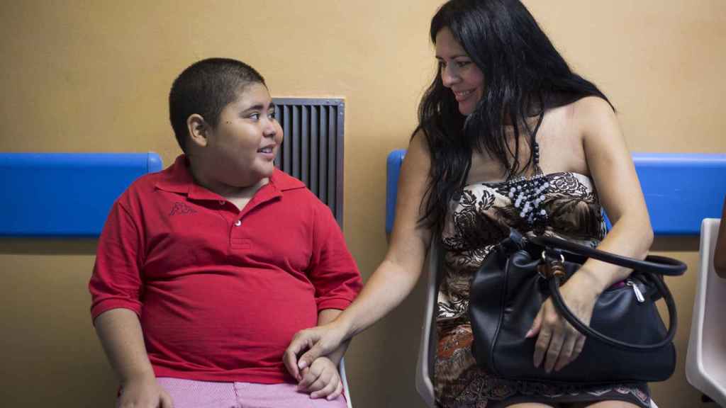Rubén Darío Ávalos, con 11 años, junto a su madre Liliana Flores en el Hospital Virgen del Rocío.