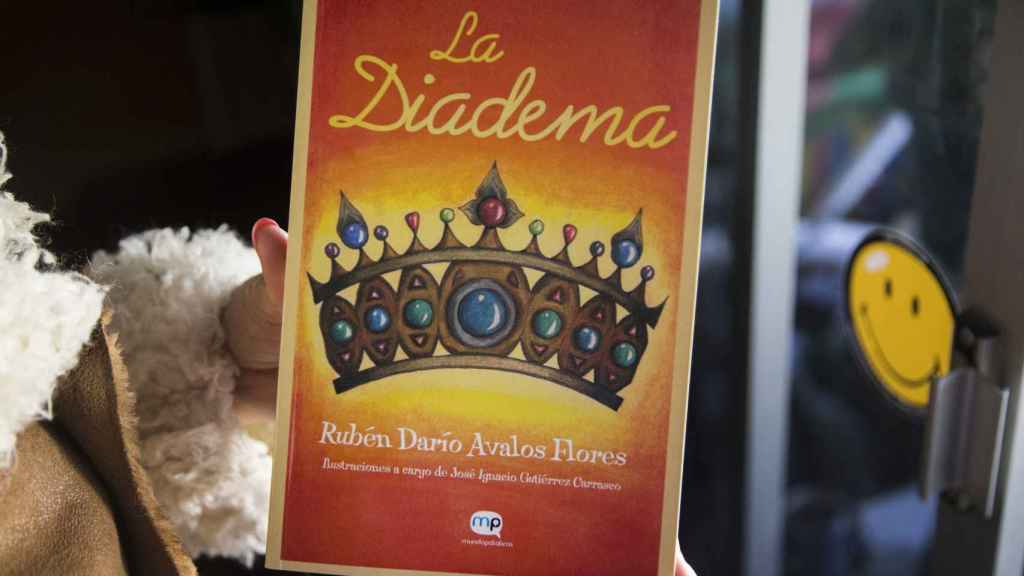 Su oncólogo José Ignacio Gutierrez le transmitió en el último año su interés por la historia y terminó convirtiéndose en ilustrador de su última novela, 'La Diadema'.