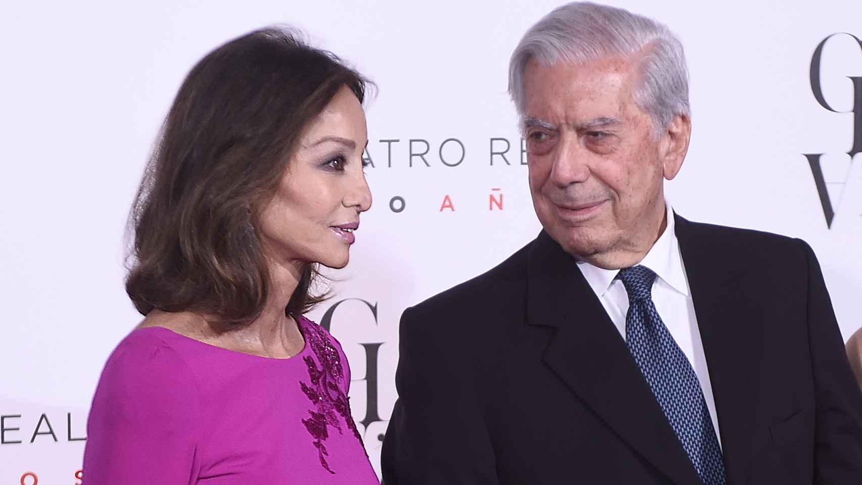Vargas Llosa mira cariñosamente a Isabel Preysler.