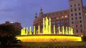 Una fuente de Barcelona iluminada en amarillo en solidaridad con los Jordis.