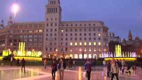 Barcelona ilumina de amarillo sus fuentes por la liberación de los 'Jordis'