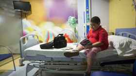 Rubén Darío Ávalos, leyendo en su habitación del hospital en una foto de archivo durante su tratamiento.