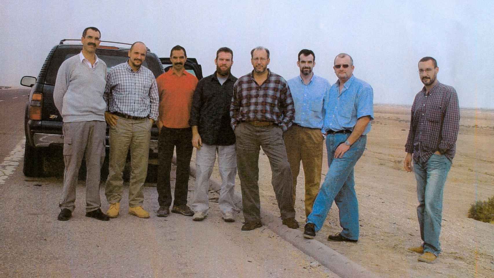 La última foto de los siete asesinados y el único superviviente de los espías españoles en Latifiya (Irak).