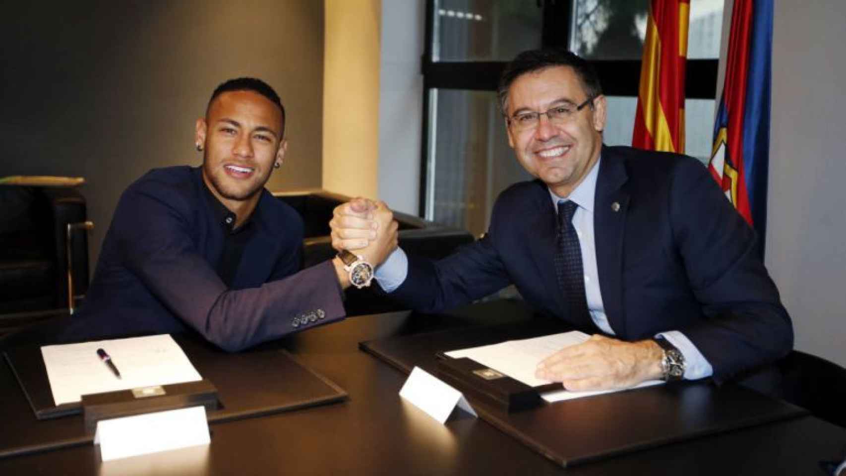 Neymar y Bartomeu durante la firma del contrato.