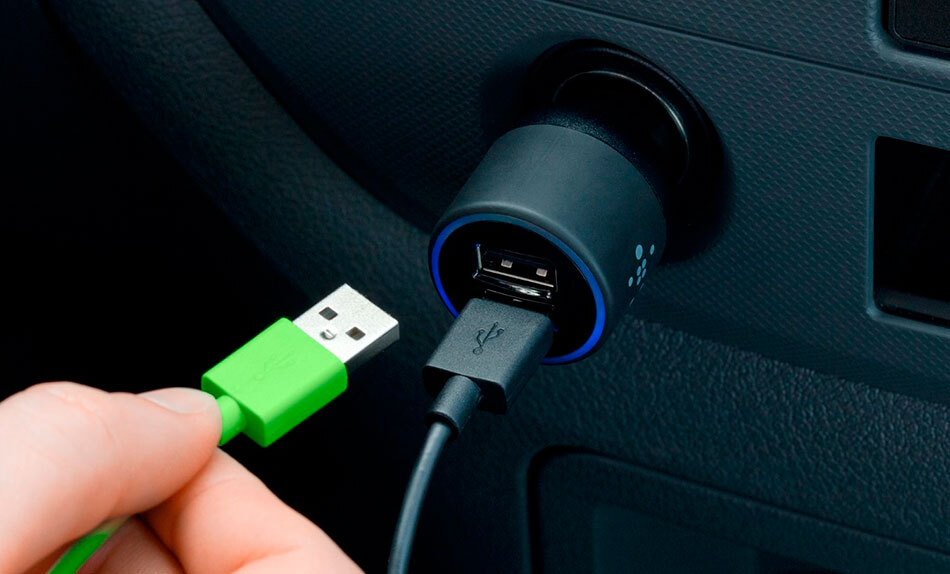 Por qué cargar el teléfono móvil con el USB del coche puede no ser  suficiente