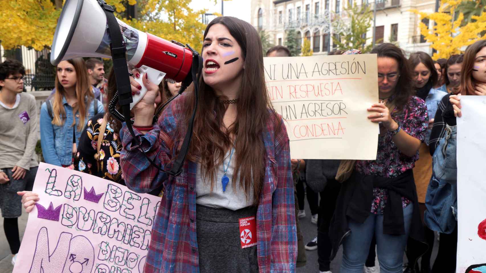 Una joven grita en una manifetsación contra la violencia de género este sábado en Granada