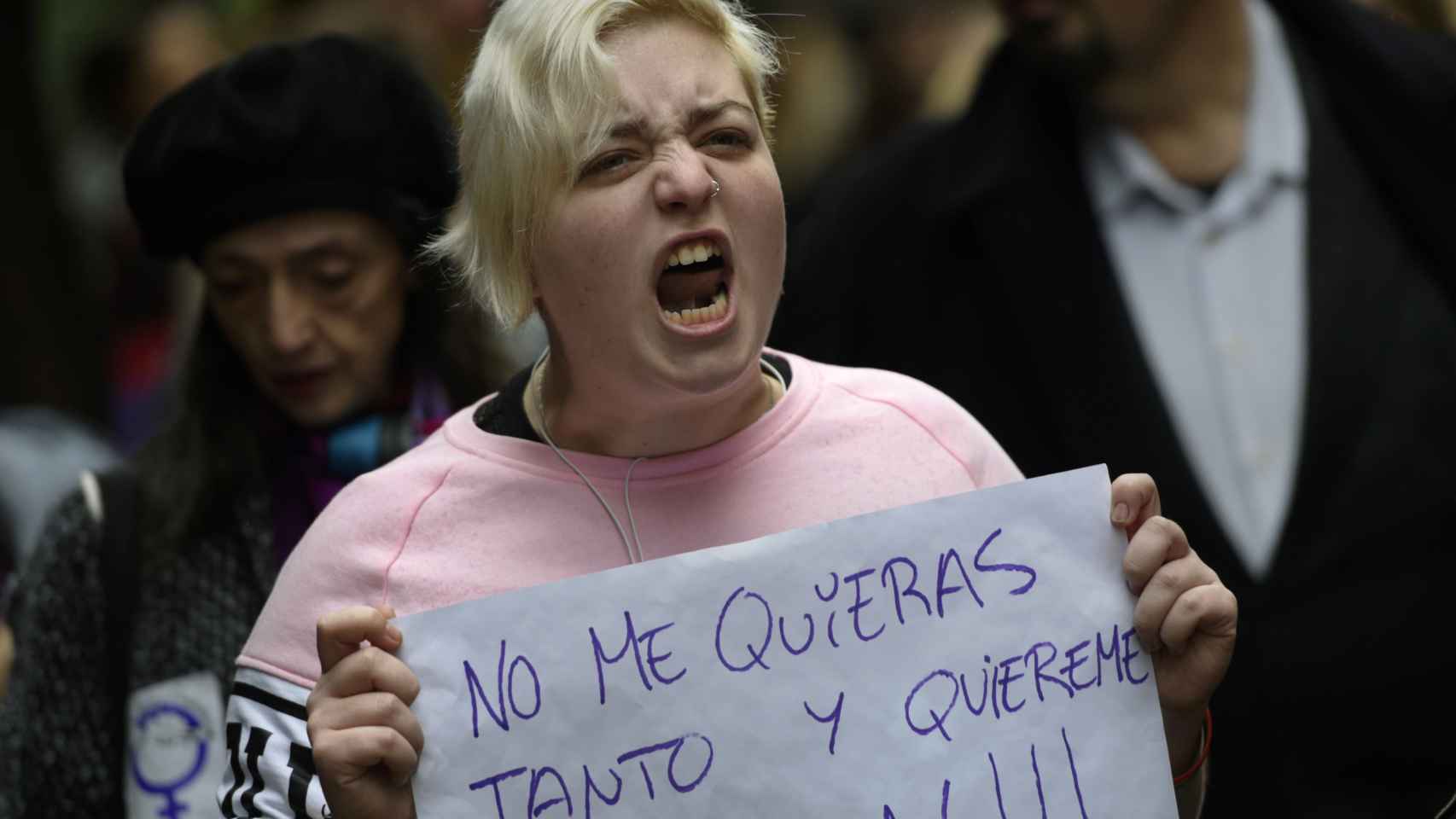 Una mujer, en la manifestación en Oviedo, en un cartel contra la violencia machista.