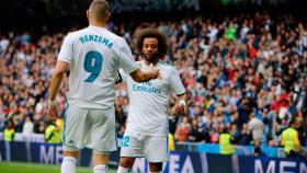 Benzema y Marcelo celebran el gol del francés Foto: Manu Laya / El Bernabéu