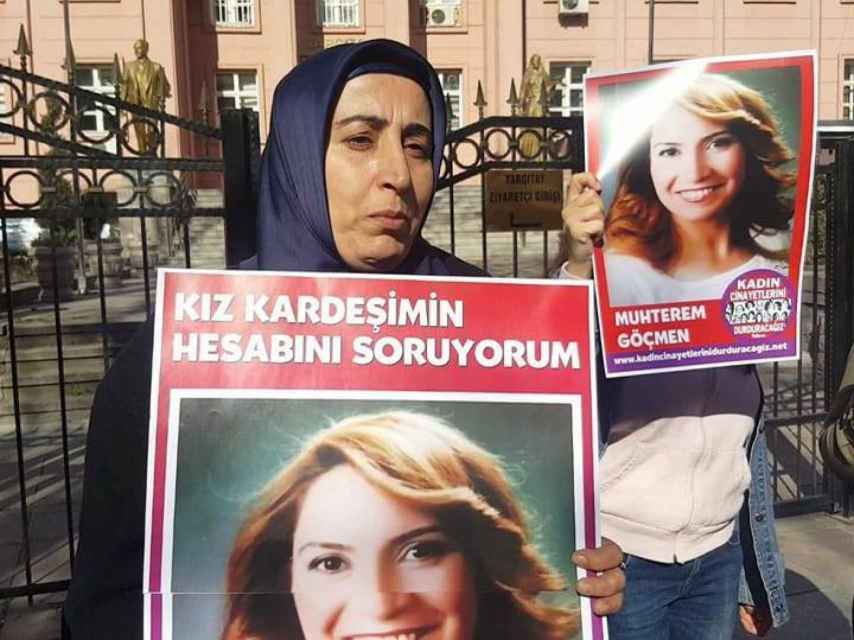 Muhterem Göçmen, asesinada por su marido en 2013, en un cartel que sostiene su hermana.