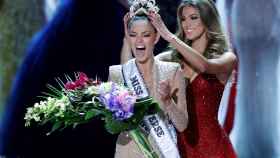 Nel-Peters, recibe la corona que la acredita como la nueva Miss Universo 2017.