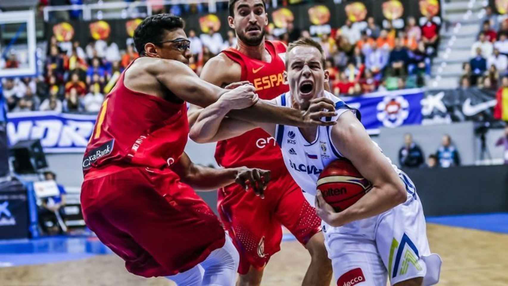 Sebas Sáiz y Prepelic en el duelo de las ventanas FIBA. Foto: fiba.es