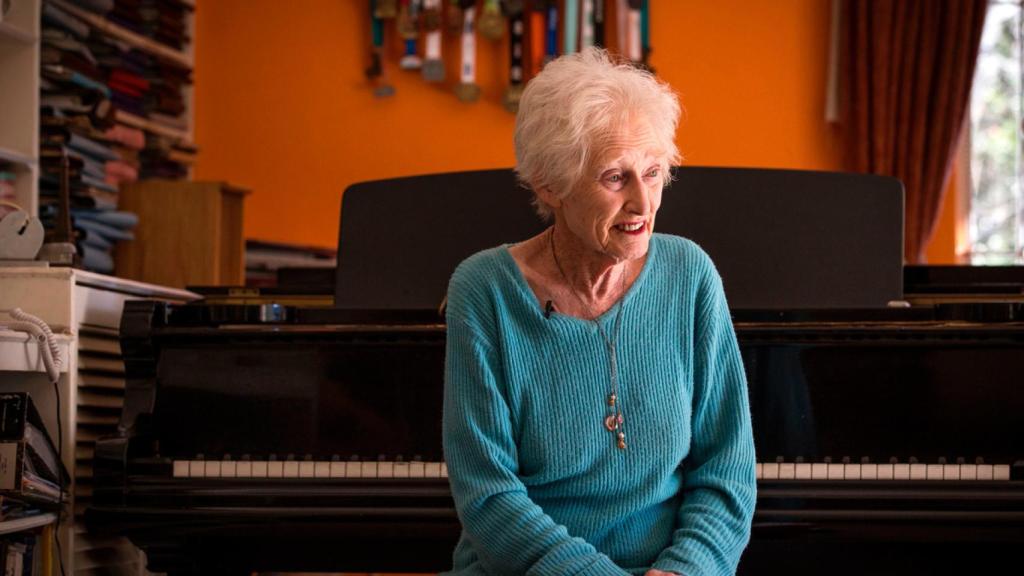 Deirdre también es una apasionada del piano y de la música.