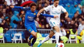 Marcos Llorente ante Luis Milla Jr en el Real Madrid - Fuenlabrada de Copa.