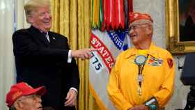 Trump, junto con los navajos que participaron en la II Guerra Mundial.
