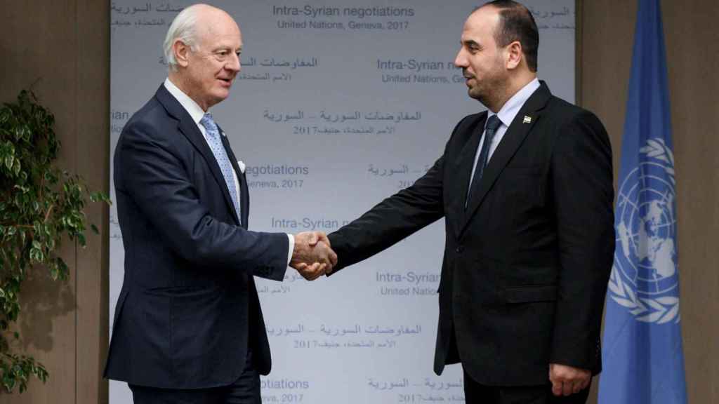 El enviado especial de la ONU, De Mistura y el negociador de la oposición Nasr al-Hariri.