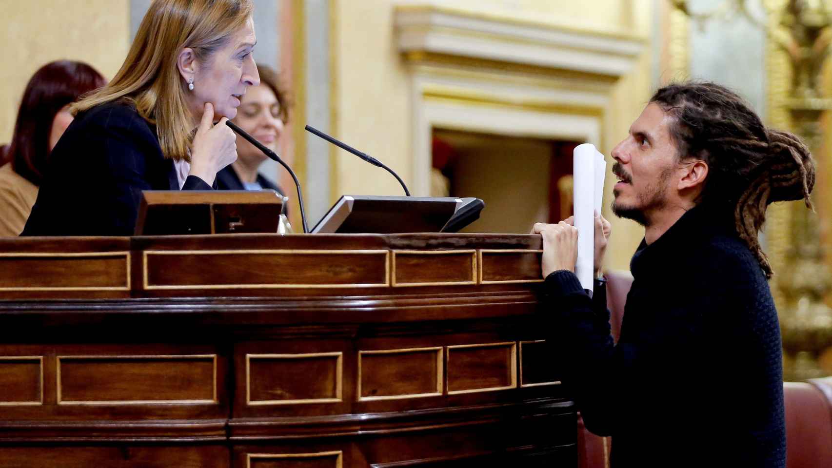 El diputado de Podemos Alberto Rodríguez conversa con la presidenta de la cámara, Ana Pastor, en el Congreso.