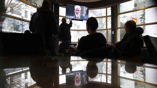 Bosnios de la parte oeste de Mostar ven el juicio por televisión.
