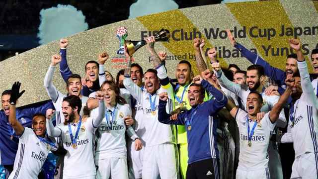 Ramos levanta la copa del Mundialito de clubes.