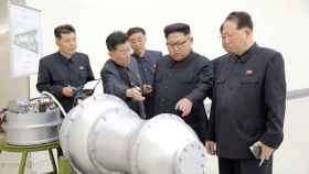 Kim Jong Un dialoga sobre su programa de armas nucleares en una foto de archivo.