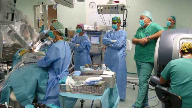 El robot Da Vinci colabora con los cirujanos en las intervenciones
