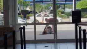 Golpeada por un hombre por querer hacerse un selfie en pleno aeropuerto