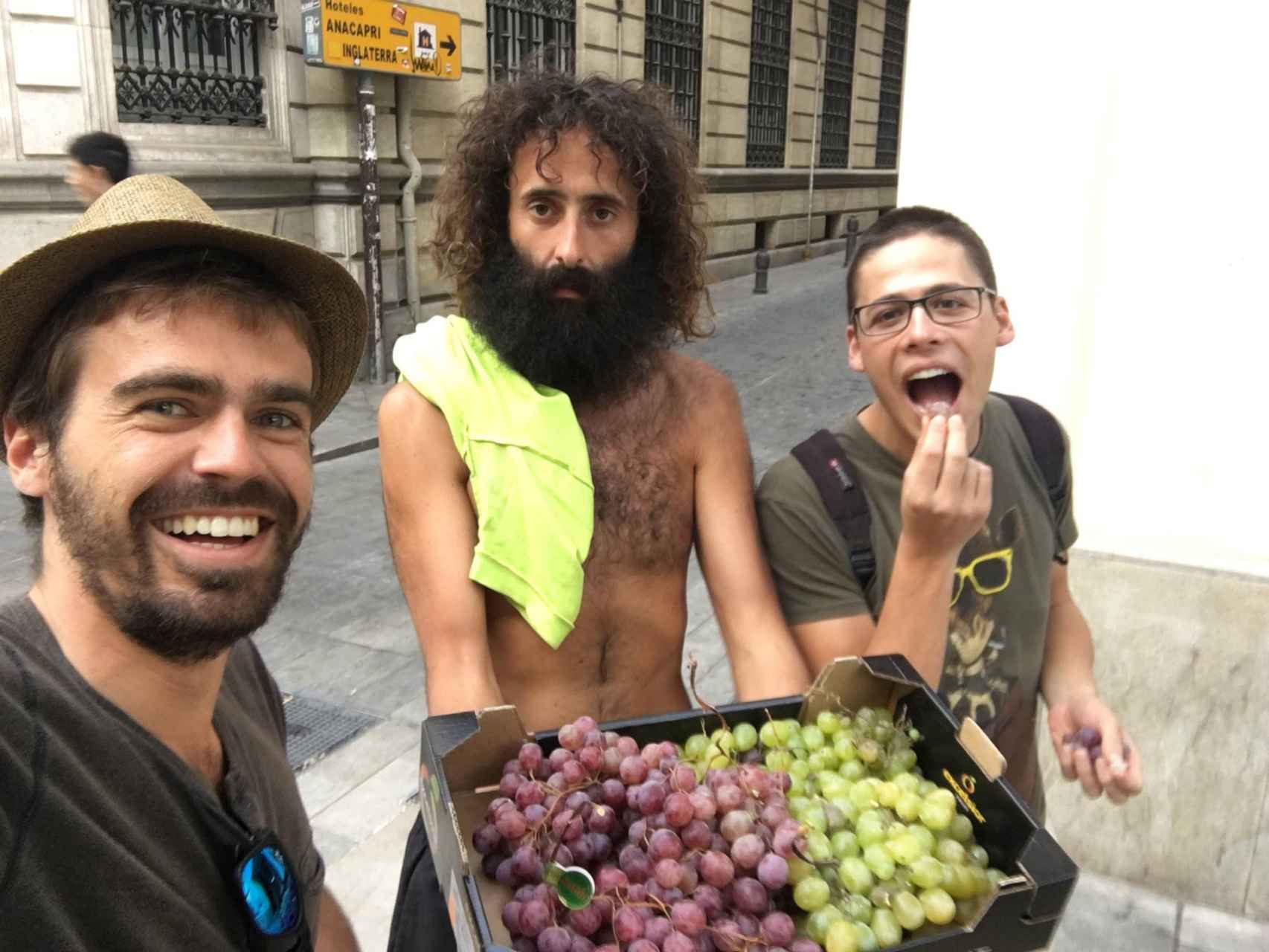 Vivir desnudo en el gélido invierno de Granada: el reto del empresario que  lo dejó todo