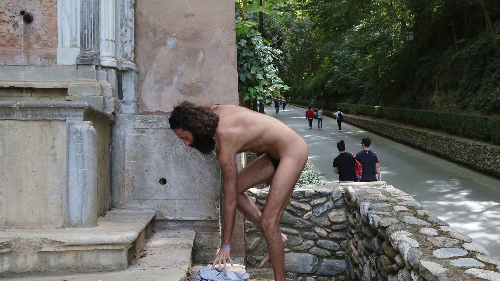 Vivir desnudo en el gélido invierno de Granada: el reto del empresario que  lo dejó todo